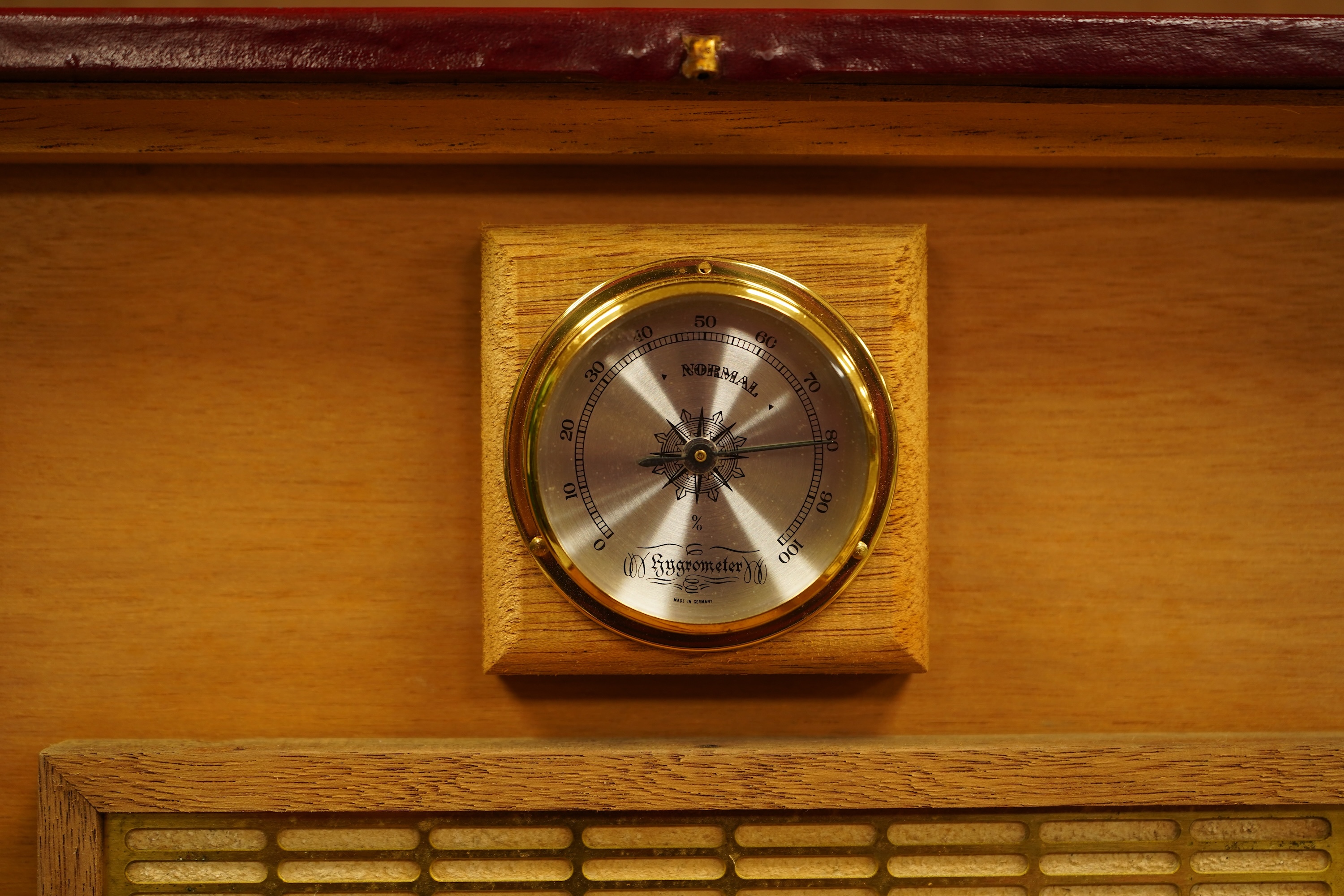 A silver plated cased serving set together with a leather humidor with key, 28cm wide